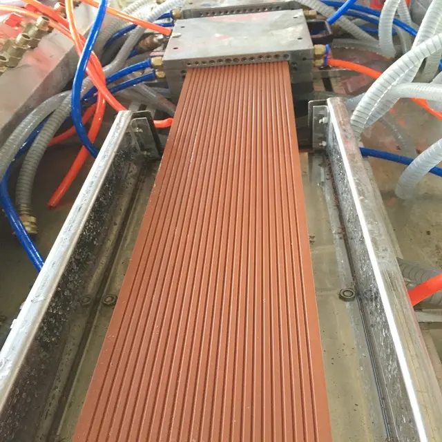 PP PE WPC Decking profilo legno di plastica linea di produzione di legno PE pavimento in plastica linea di produzione