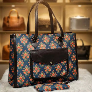 Ensemble de sacs fourre-tout en toile au design floral luxueux - 2 sacs à bandoulière pour femmes avec poche avant et pochette assortie - Product Image 1