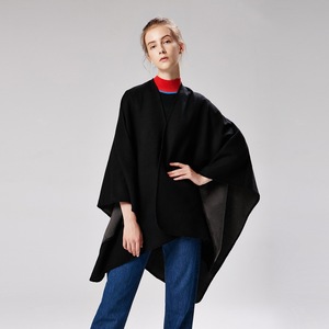 Poncho <span class=keywords><strong>elegante</strong></span> da donna classico <span class=keywords><strong>nero</strong></span> grigio doppio lato in acrilico solido <span class=keywords><strong>scialle</strong></span> nappe personalizzate invernali caldi scialli tradizionali - Product Image 3
