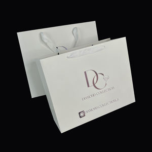 Bolsas de Papel Blancas Personalizadas con Estampado en Caliente Negro - Bolsas de Papel de Lujo con Asas de Cinta Texturizada para Invitados de Boda - Product Image 1