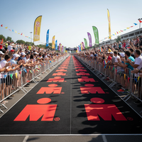 Tapis de transition pour triathlon, utilisation extérieure, antidérapant, échantillon gratuit, logo personnalisé, 100% polyester, ignifuge, durable