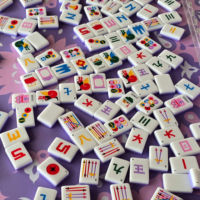 Ubin Mahjong Amerika dengan Cetakan Kartun Bunga Kustom, Ubin Permainan Akrilik Tahan Lama dengan Pola Joker