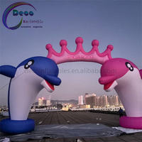 Arche gonflable personnalisée en forme de dauphin avec couronne rose pour les fêtes d'anniversaire des enfants et la décoration d'événements aquatiques