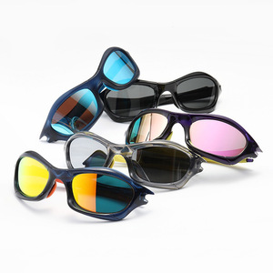 Gafas de Sol de Moda con Marco de PC, Logotipo Personalizado OEM, Lentes Coloridas al por Mayor, Protección UV400 Antideslumbrante, Unisex, Estilo Vintage para Conducir - Product Image 3