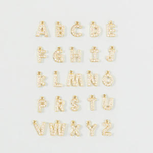 Bracelet en perles de perles d'eau douce faites à la main avec pendentif lettre initiale A-Z en or pour femmes - Product Image 2