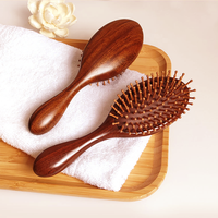 Brosse de massage du cuir chevelu personnalisée OEM en bambou et bois de santal avec coussin d'air et picots espacés de 9 mm pour femmes aux cheveux épais, longs et bouclés