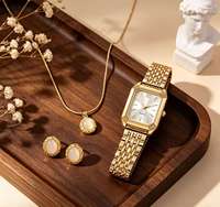 Nouvel arrivage : Parure de bijoux délicate plaquée or, montre en acier inoxydable, boucles d'oreilles et collier – Cadeau tendance pour femme pour les fêtes