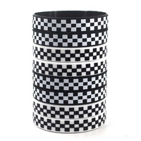 Classique Noir et Blanc À Carreaux Racing Drapeau Bracelet Mode Sports Silicone Wrap Bracelets pour Cadeau Unisexe