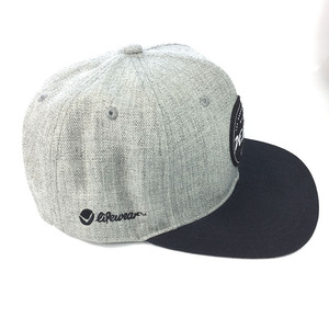 Casquette de baseball grise chinée et noire à visière plate avec logo tissé, ajustable pour hommes et femmes, style streetwear - Product Image 5