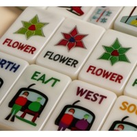 Jeu de Mahjong américain sur le thème du ski d'hiver en acrylique nacré, avec des tuiles de Mahjong personnalisées motif flocon de neige pour les fêtes de fin d'année.