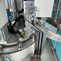Machine d'assemblage automatique de bouchons en plastique et de valves en silicone pour valves de type ruban