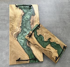 Plateau de service en bois massif à bord vif naturel de la marque LAMA EPOXY avec résine époxy rivière, taille personnalisée, fait à la main, décoration d'intérieur - Product Image 5