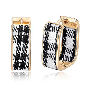 Orecchini a Cerchio E4541 Giallo Chiaro a Quadretti Placcati in Oro 22k Classici da Donna per Uso Quotidiano - Product Image 1