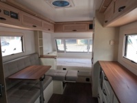 Caravane de voyage moderne et légère de luxe de 6,4 m avec réservoir d'eau de 300 L, système anti-oscillation AL-KO et mobilier entièrement en aluminium