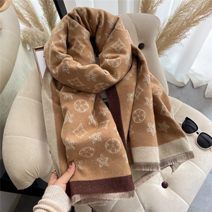 Sciarpa Vintage da Donna con Stampa Monogramma, Effetto Cashmere, Reversibile con Nappe, per Tutte le Stagioni, Taglia Grande, Mantella Elegante - Product Image 4