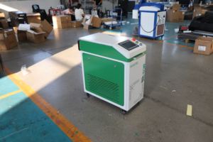 Vente flash Machine de nettoyage au laser <span class=keywords><strong>pulsé</strong></span> refroidie par <span class=keywords><strong>air</strong></span> AKQ-300 200W, élimination de la peinture, élimination de la rouille, 2mj - Product Image 3