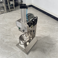 Automatische elektrische industriële kokosnootschiller voor verse kokosnoten in diamantvorm, voor het trimmen en schillen van kokosnoten.