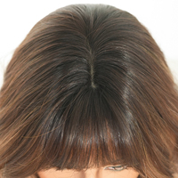 Peluca de Cabello Sintético de 16 Pulgadas, Color Marrón Rojizo con Reflejos Cobre, Corte Bob Corto y Ondulado, Flequillo Recto, Fibra Resistente al Calor, Aspecto Natural Mate