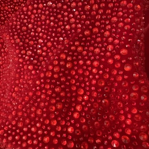 Nouveau tissu de luxe en velours rouge avec pierres et cristaux mélangés, tissu en cristal <span class=keywords><strong>Swarovski</strong></span> avec pierres SS20 - Product Image 3