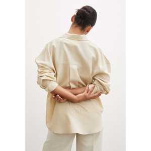 เสื้อเชิ้ตลายทางผ้าลินินผู้หญิงสีเบจติดกระดุมสไตล์มินิมอลสำหรับทุกวัน - Product Image 2