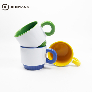 Mug à café en céramique empilable vierge avec anse colorée et intérieur bicolore, supports vierges pour sublimation, logo personnalisé - Product Image 1