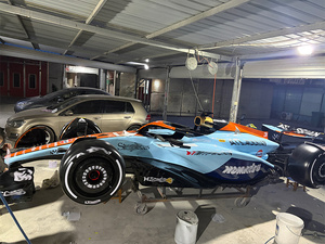 Statue en verre trempé de qualité muséale, F1, bleue, moderne, sur le thème de la voiture de course, avec livery personnalisée Gulf et l'édition GP de Monaco 2021 - Product Image 2