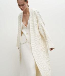 ผู้ผลิตเสื้อคาร์ดิแกนแบบกำหนดเอง เสื้อโค้ทไหมพรมยาวสำหรับผู้หญิง ฤดูใบไม้ร่วง ฤดูหนาว ผ้าฝ้ายถักลายเคเบิล เสื้อคาร์ดิแกนยาวสำหรับผู้หญิง - Product Image 1