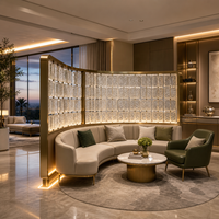 Divisor de Habitaciones con Paneles de Vidrio Curvo, Marco Dorado, Textura de Hielo, Iluminación LED en la Base, Personalizado para Vestíbulo de Hotel