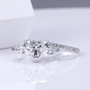 แหวนเพชรรูปหัวใจทองคำขาว 18K รุ่น MSR-1382 จาก Messi Jewelry สำหรับผู้หญิง - Product Image 1