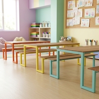 Table de pique-nique d'extérieur utilisée comme table d'art et table colorée pour la formation en maternelle et en école primaire, sûre et écologique