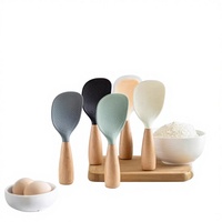 Nouvelle cuillère à riz en silicone avec manche en bois pour cuiseur à riz, usage domestique, antiadhésive, peut rester debout, fabriquée à Yangjiang, Guangdong