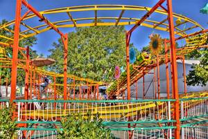 Nouvel équipement de parc d'attractions : Montagnes russes géantes sur le thème des vers fruités, manèges de parc d'attractions, montagnes russes à vendre - Product Image 6