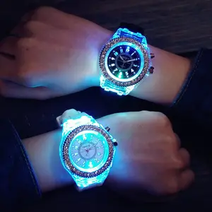 ขายส่ง นาฬิกา casio-นาฬิกาข้อมือ LED เรืองแสงพลอยเทียมหลากสีสำหรับผู้หญิง,นาฬิกาควอตซ์สำหรับผู้หญิงนาฬิกาข้อมือซิลิโคนสีลูกกวาดไฟกลางคืน