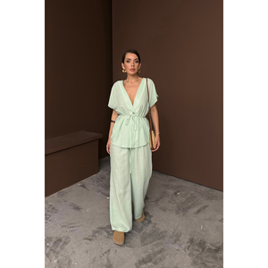 Ensemble chemisier et pantalon en lin à col en V et à taille nouée, ensemble de pantalon vert en deux pièces avec un design en deux pièces - Product Image 3