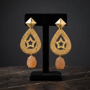 Boucles d'oreilles ethniques plaquées or en forme de goutte d'eau avec diamants et pierres précieuses, en alliage métallique, faites à la main - Product Image 3