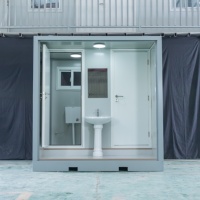 Toilettes portables modernes en panneaux sandwich extensibles avec design écologique pour une utilisation en extérieur, événements temporaires, construction