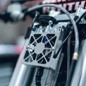 Service d'usinage de pièces personnalisées CNC, panneau de gestion des câbles en aluminium pour les motos de grande cylindrée - Product Image 3