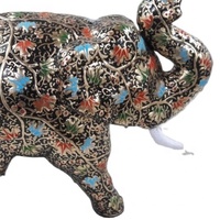 Sculpture d'éléphant en provenance d'Inde, fabriquée à la main en bois et peinte à la main avec des couleurs sans plomb