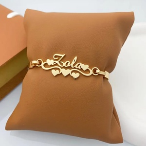 <span class=keywords><strong>Bracciale</strong></span> QiuHan OEM personalizzato in acciaio inossidabile placcato <span class=keywords><strong>oro</strong></span> 18 carati con nome e cuore, <span class=keywords><strong>bracciale</strong></span> personalizzato per bambini, regalo di gioielleria personalizzata - Product Image 3