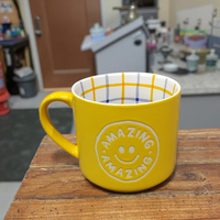 Grès de grande capacité Sourire jaune Tasse en céramique Décalcomanies intérieures sérigraphiées Tasse à eau en céramique Qualité pour tasses