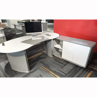 Mobilier de table de bureau à domicile elliptique élégant avec des bords arrondis, un dessus de table spacieux et un bureau de réception semi-circulaire