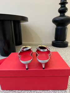 Zapatos planos plateados metálicos con punta en pico y tira trasera, con plantilla roja - Product Image 6