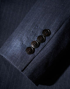Personalizado de los hombres de color <span class=keywords><strong>azul</strong></span> <span class=keywords><strong>marino</strong></span> a rayas 3 piezas Delgado de negocios de un botón solapa con visera de doble ventilación de alta calidad conjunto de trajes de los hombres - Product Image 4