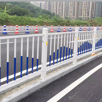Barrière de sécurité modulaire pour piétons urbains, clôture de séparation routière en PVC blanc avec âme en acier, fabrication en usine