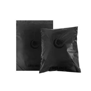 ถุงพลาสติกกันน้ำสีดำแบบกำหนดเอง ย่อยสลายได้ เป็นมิตรกับสิ่งแวดล้อม รีไซเคิลได้ สำหรับบรรจุภัณฑ์จัดส่งเสื้อผ้า พิมพ์โลโก้ด้วย UV - Product Image 3
