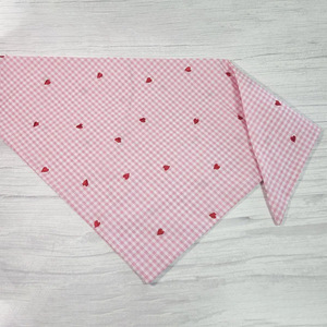 <span class=keywords><strong>Bandana</strong></span> <span class=keywords><strong>pour</strong></span> <span class=keywords><strong>chien</strong></span> et chat en coton imprimé à carreaux vichy avec cœur <span class=keywords><strong>rouge</strong></span> brodé - Taille personnalisée - Collection Saint-Valentin - Product Image 3