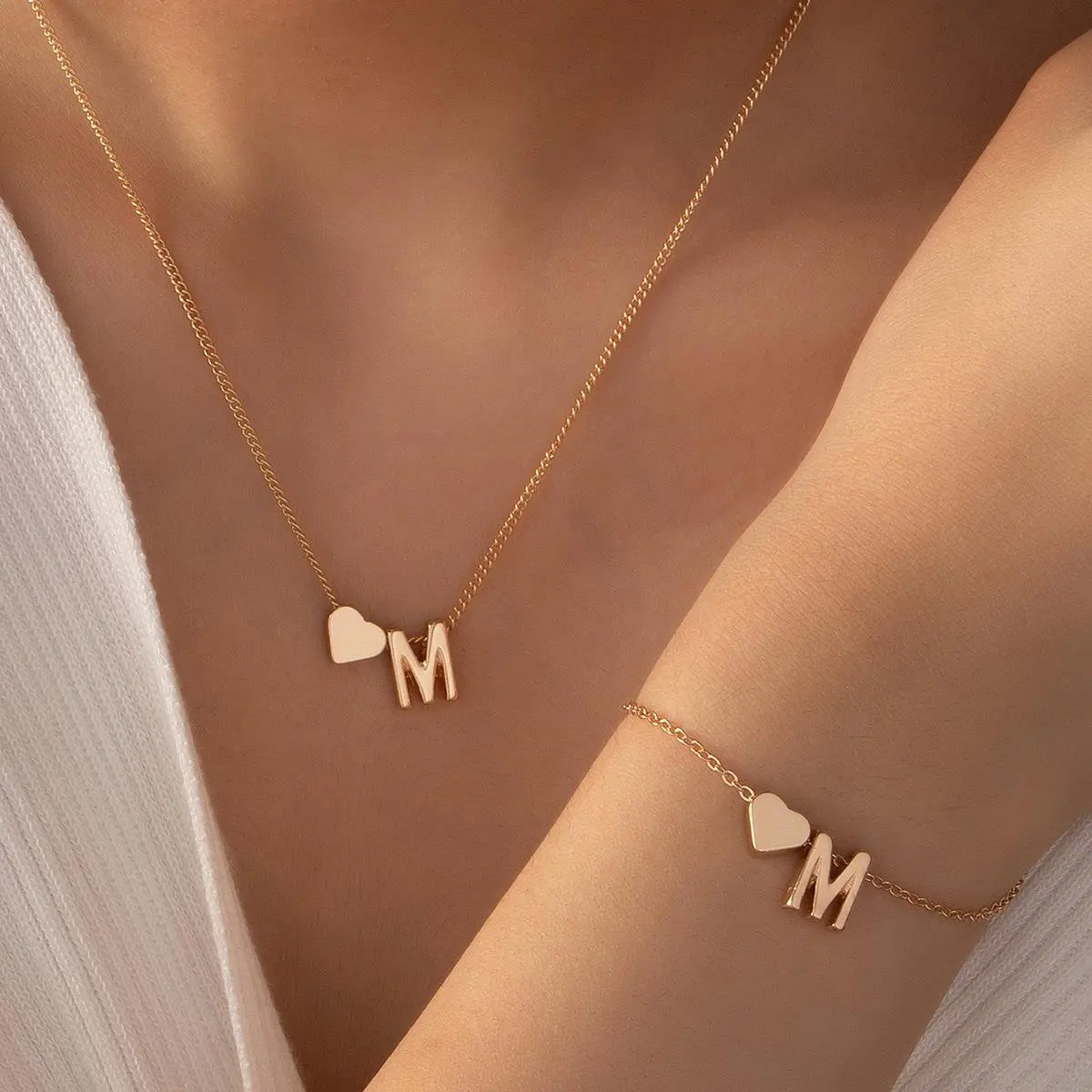 Requintado Simples Aço Inoxidável Mulheres Custom Chain Necklace Alfabeto Carta Coração Pingente Colar