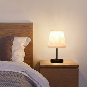 Semplice Base in metallo plissettato lampada da tavolo in tessuto con doppia <span class=keywords><strong>porta</strong></span> USB e portalampada E27 - Product Image 6