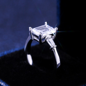 Anello da Donna per Fidanzamento e Matrimonio, Taglio Quadrato con Zircone, Elegante e Scintillante, in Lega Regolabile, Stile Moderno - Product Image 2