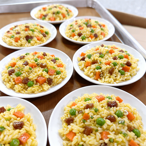 Modèle de riz frit artificiel en mousse plastique écologique de 6 pouces, bœuf et légumes, assiette blanche décorative pour la maison, la cuisine et la présentation en restaurant - Product Image 1